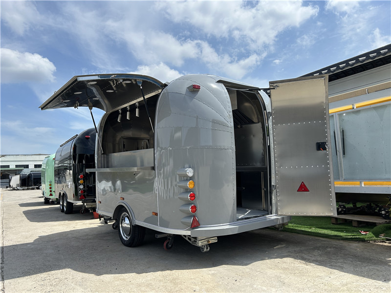 Small Food Trailer Crepes, Gelato & More | European Street Food Truck - Predajná príves: obrázok 3 Small Food Trailer Crepes, Gelato & More | European Street Food Truck - Predajná príves: obrázok 3