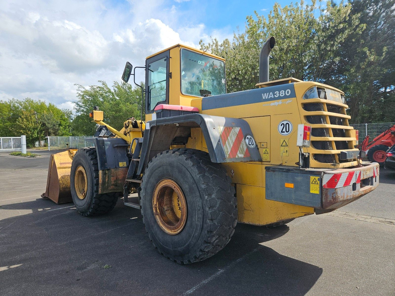 Komatsu WA 380-3 - Kolesový nakladač: obrázok 2 Komatsu WA 380-3 - Kolesový nakladač: obrázok 2