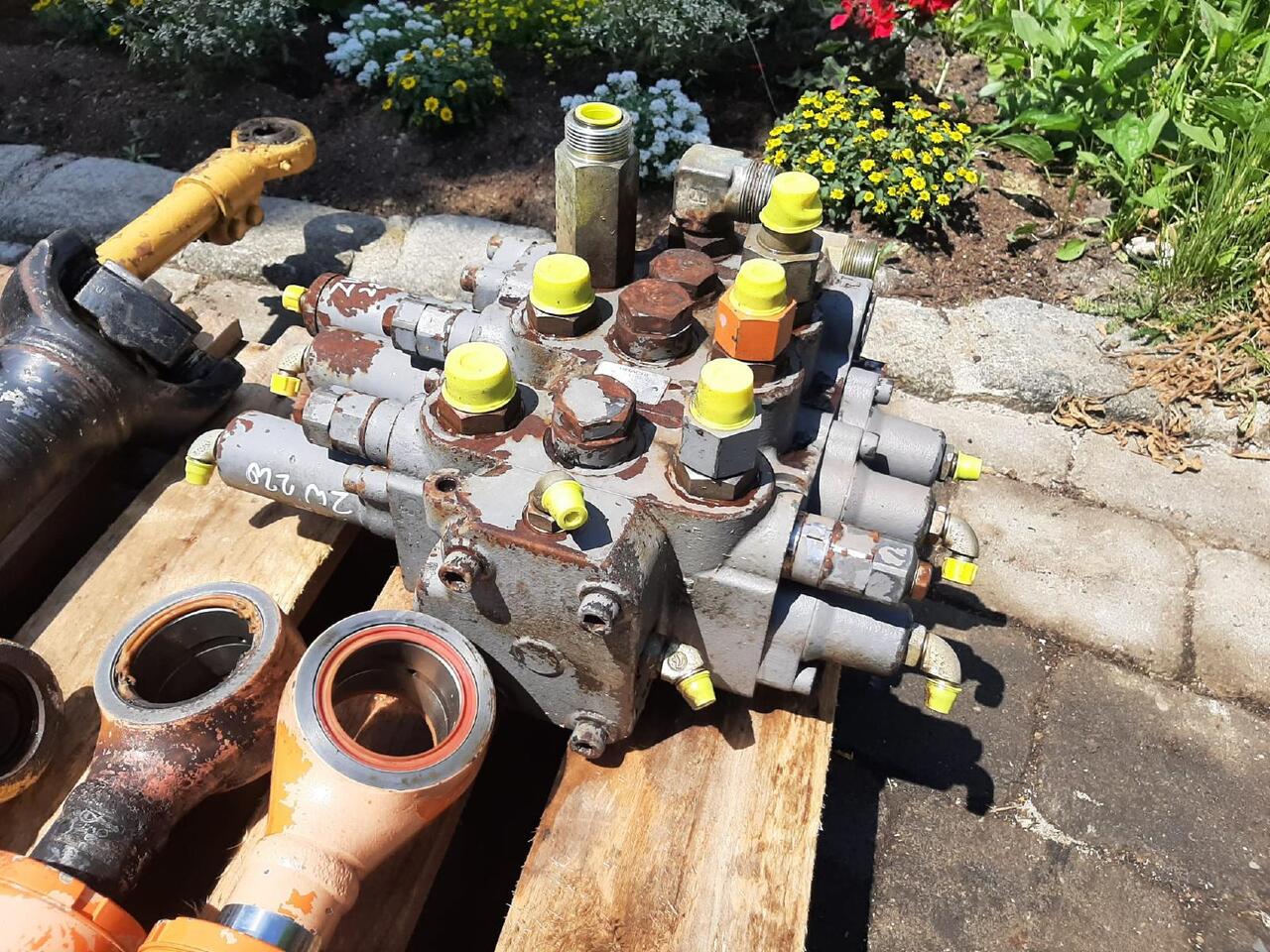 Hitachi ZW 220 - Hydraulický ventil pre Stavebné stroje: obrázok 1 Hitachi ZW 220 - Hydraulický ventil pre Stavebné stroje: obrázok 1