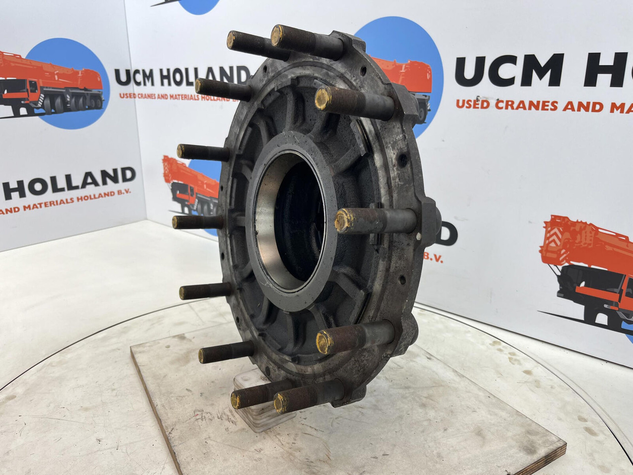 Grove GMK 3050 Megatrak wheel hub - Náboj pre Žeriav: obrázok 1 Grove GMK 3050 Megatrak wheel hub - Náboj pre Žeriav: obrázok 1