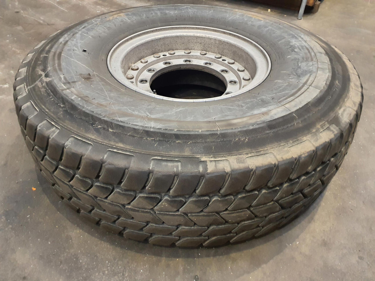 Grove Wheel 445/95R25 12 13.4 2p alu - Kompletné koleso pre Žeriav: obrázok 2 Grove Wheel 445/95R25 12 13.4 2p alu - Kompletné koleso pre Žeriav: obrázok 2