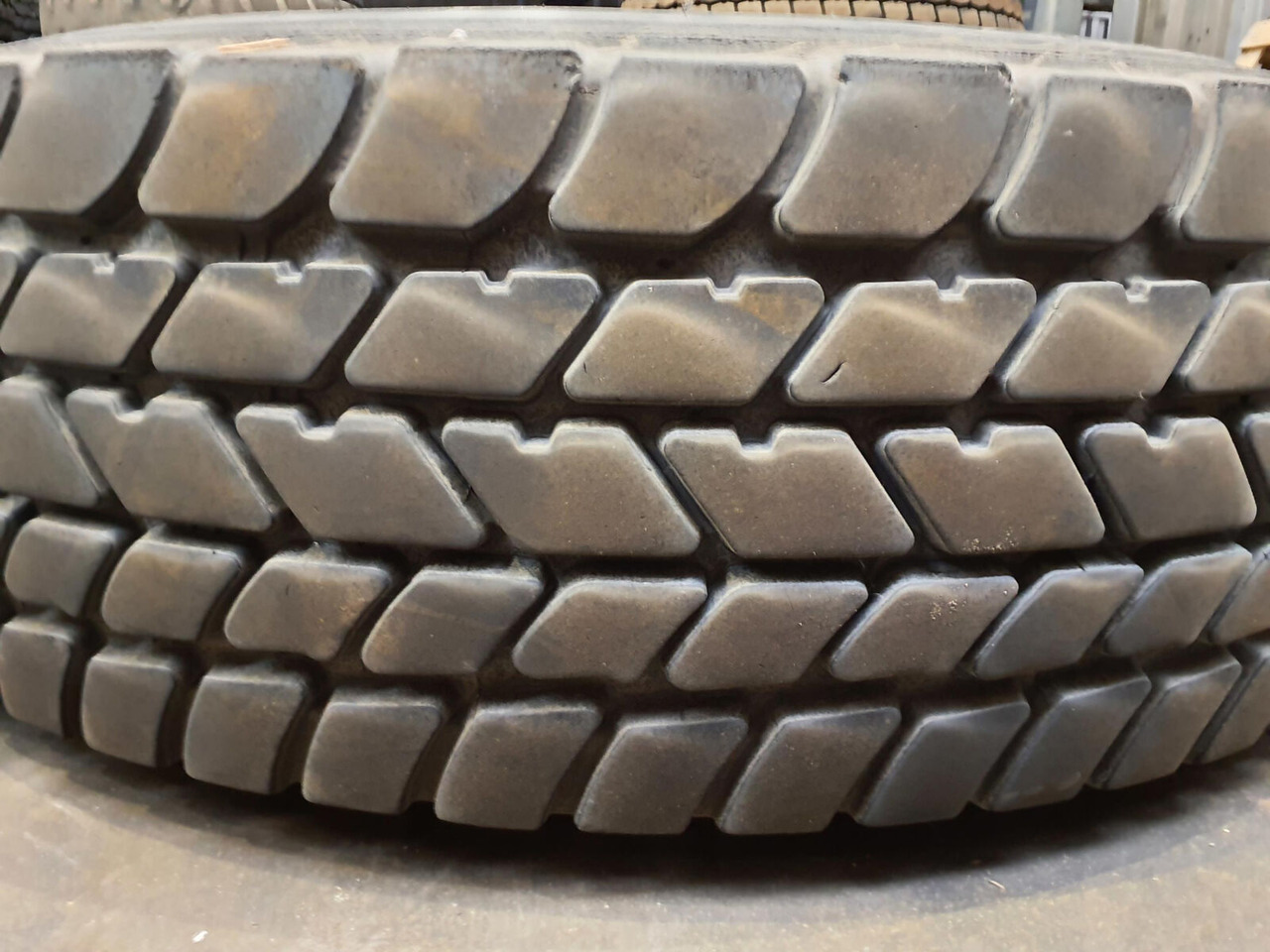 Grove Wheel 445/95R25 12 13.4 2p alu - Kompletné koleso pre Žeriav: obrázok 3 Grove Wheel 445/95R25 12 13.4 2p alu - Kompletné koleso pre Žeriav: obrázok 3