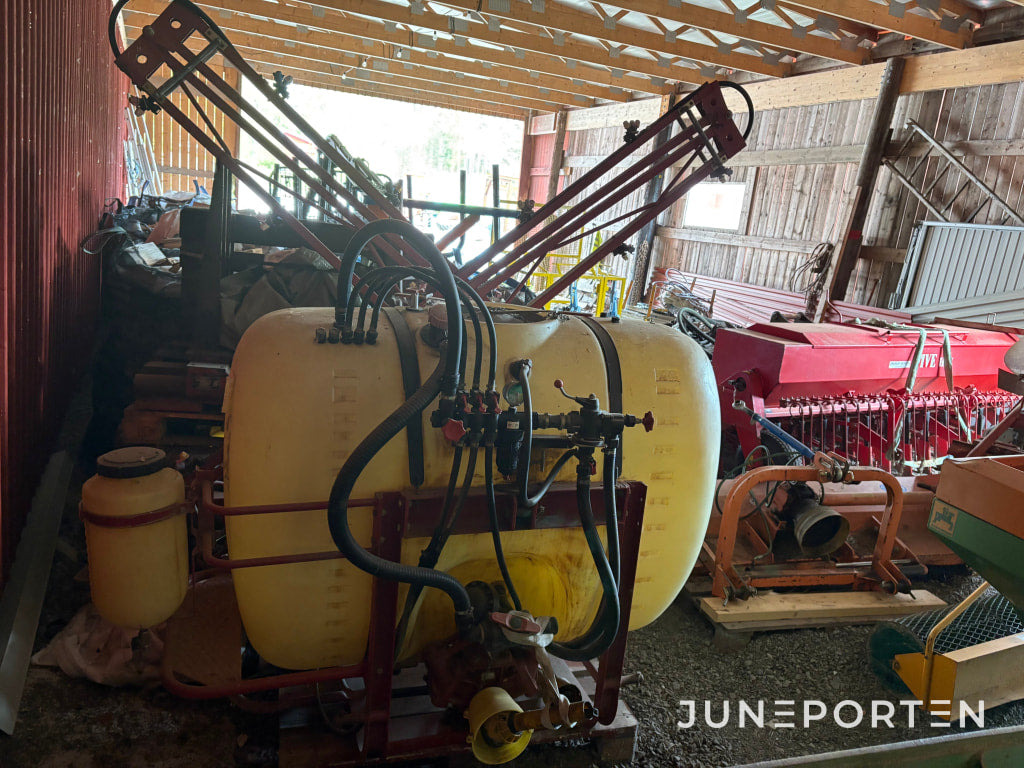 Hardi Växtskyddsspruta 1301 NK 800 - 12 SB - Postrekovač za traktor: obrázok 1 Hardi Växtskyddsspruta 1301 NK 800 - 12 SB - Postrekovač za traktor: obrázok 1