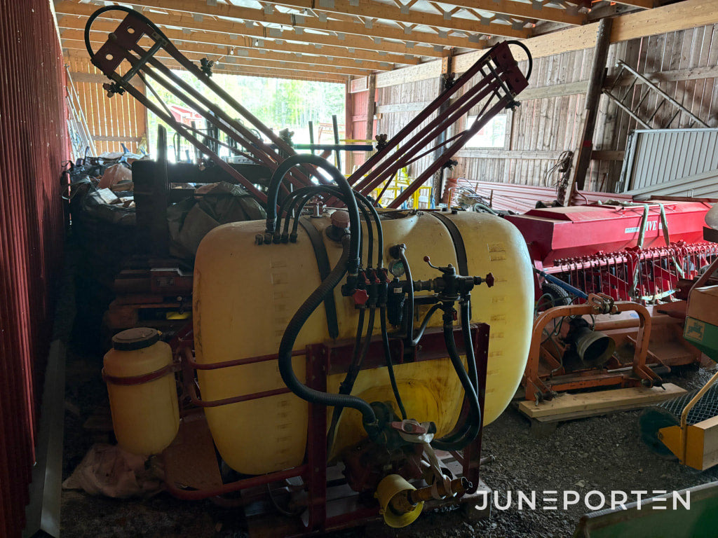Hardi Växtskyddsspruta 1301 NK 800 - 12 SB - Postrekovač za traktor: obrázok 2 Hardi Växtskyddsspruta 1301 NK 800 - 12 SB - Postrekovač za traktor: obrázok 2