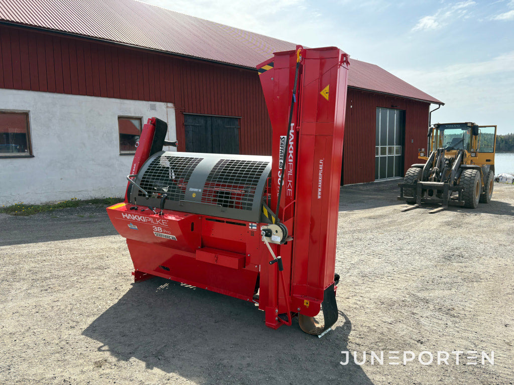 Vedmaskin Hakki Pilke 38 PRO PTO + Hydrauliskt uppläggningbord Hakki Pilke Hakkifeed 422 - Lesnícka technika: obrázok 1 Vedmaskin Hakki Pilke 38 PRO PTO + Hydrauliskt uppläggningbord Hakki Pilke Hakkifeed 422 - Lesnícka technika: obrázok 1