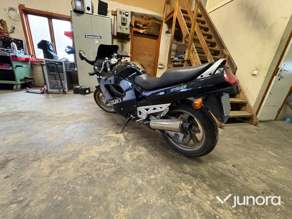 Motorcykel - Suzuki, GSX 750 F - Motocykel: obrázok 4 Motorcykel - Suzuki, GSX 750 F - Motocykel: obrázok 4
