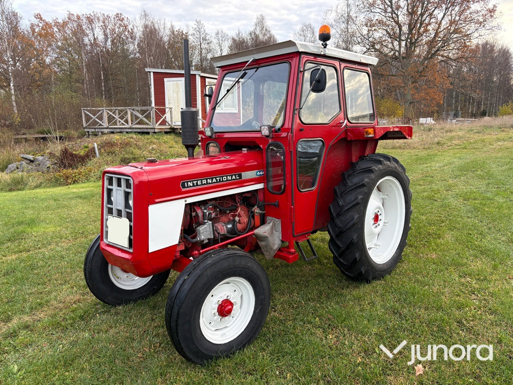 Traktor - International 444 - Traktor: obrázok 1 Traktor - International 444 - Traktor: obrázok 1