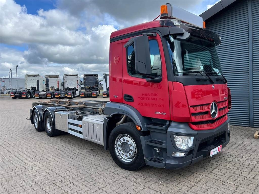 Mercedes-Benz Antos 2543 - Ramenový nosič kontajnerov: obrázok 2 Mercedes-Benz Antos 2543 - Ramenový nosič kontajnerov: obrázok 2