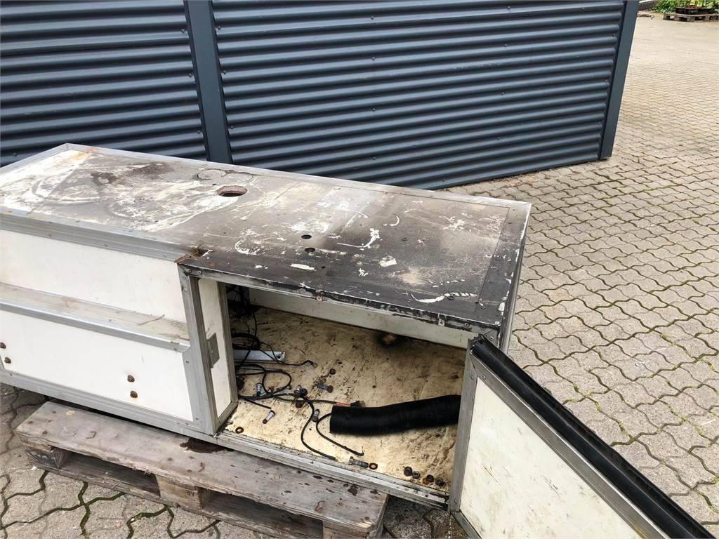 Værktøjskasse L1800 x H610 x D705 mm - Karoséria a exteriér pre Nákladné auto: obrázok 4 Værktøjskasse L1800 x H610 x D705 mm - Karoséria a exteriér pre Nákladné auto: obrázok 4