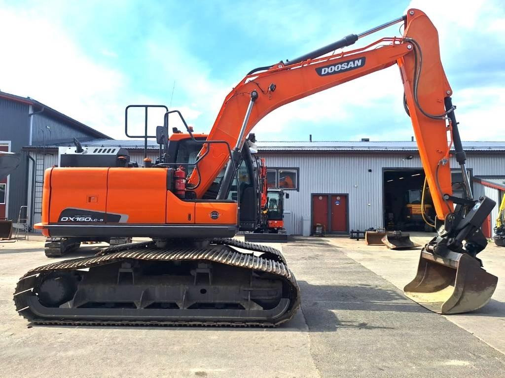 Doosan DX160LCH-5 METSÄMALLI KALLISTAJALLA  - Pásové rýpadlo: obrázok 5 Doosan DX160LCH-5 METSÄMALLI KALLISTAJALLA  - Pásové rýpadlo: obrázok 5