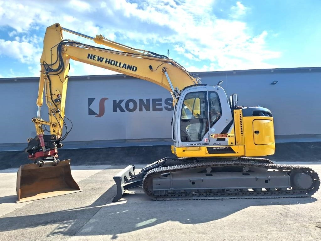 New Holland MYYTY! SOLD! E235BSRLC PYÖRITTÄJÄLLÄ - Pásové rýpadlo: obrázok 1 New Holland MYYTY! SOLD! E235BSRLC PYÖRITTÄJÄLLÄ - Pásové rýpadlo: obrázok 1