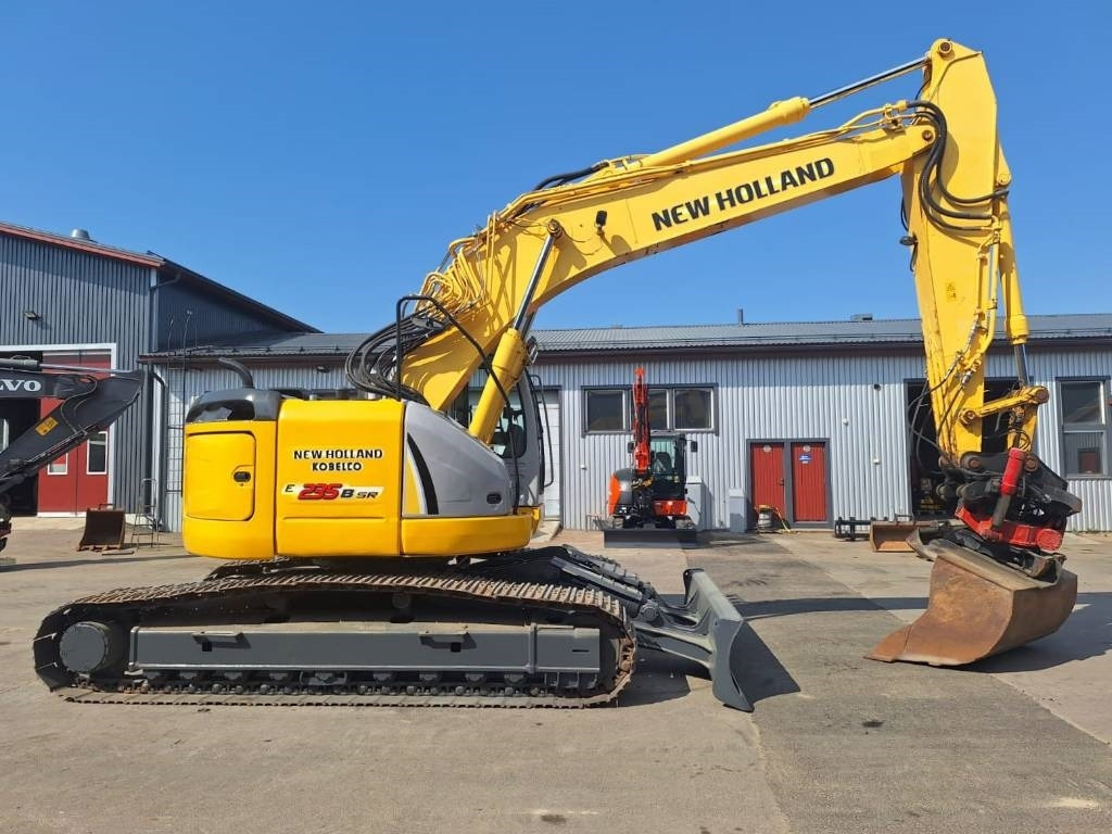 New Holland MYYTY! SOLD! E235BSRLC PYÖRITTÄJÄLLÄ - Pásové rýpadlo: obrázok 5 New Holland MYYTY! SOLD! E235BSRLC PYÖRITTÄJÄLLÄ - Pásové rýpadlo: obrázok 5