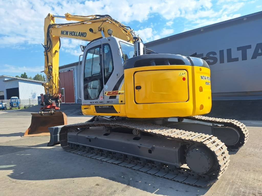 New Holland MYYTY! SOLD! E235BSRLC PYÖRITTÄJÄLLÄ - Pásové rýpadlo: obrázok 2 New Holland MYYTY! SOLD! E235BSRLC PYÖRITTÄJÄLLÄ - Pásové rýpadlo: obrázok 2