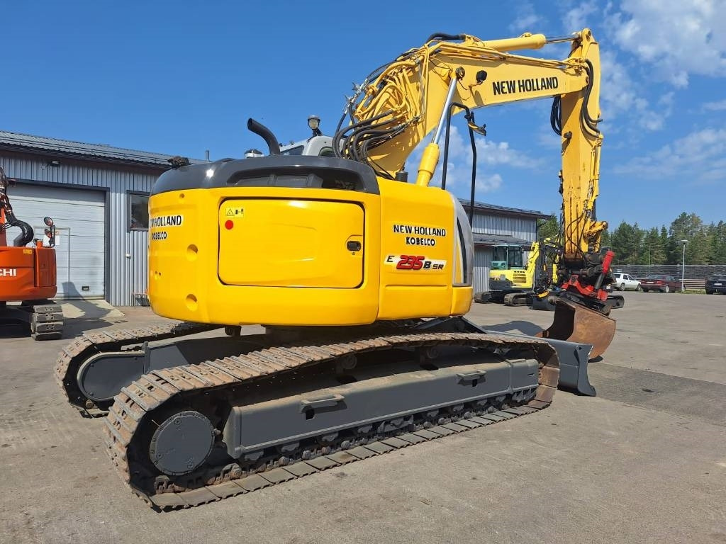 New Holland MYYTY! SOLD! E235BSRLC PYÖRITTÄJÄLLÄ - Pásové rýpadlo: obrázok 4 New Holland MYYTY! SOLD! E235BSRLC PYÖRITTÄJÄLLÄ - Pásové rýpadlo: obrázok 4