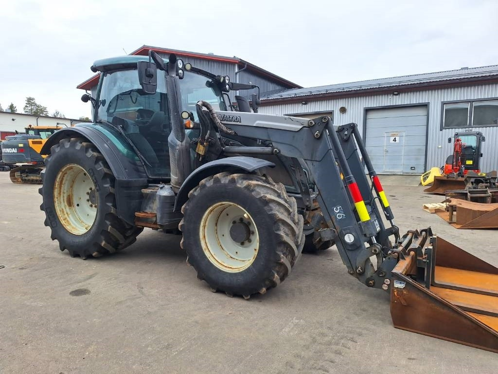 Valtra N174 VERSU ETUKUORMAAJALLA - Traktor: obrázok 5 Valtra N174 VERSU ETUKUORMAAJALLA - Traktor: obrázok 5
