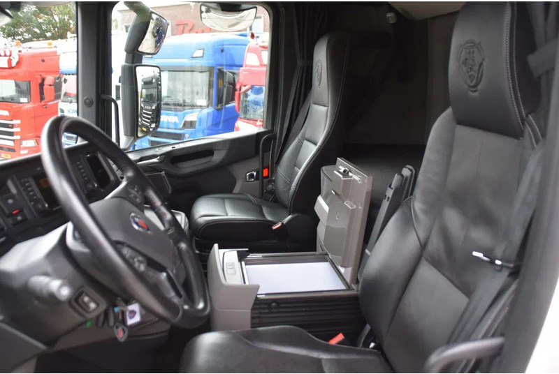 Scania S460 NGS 4x2NB - ONLY 71 TKM - FULL AIR - PARK. AIRCO - LEATHER SEATS - 2 x FUEL TANKS - LED LIGHTS - EXCELLENT CONDITION - - Ťahač: obrázok 5 Scania S460 NGS 4x2NB - ONLY 71 TKM - FULL AIR - PARK. AIRCO - LEATHER SEATS - 2 x FUEL TANKS - LED LIGHTS - EXCELLENT CONDITION - - Ťahač: obrázok 5
