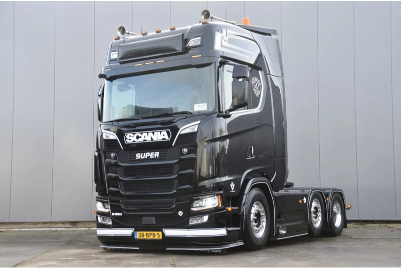 Scania S650 V8 NGS 6x2/4NB - 50 YEARS - FULL AIR - RETARDER - 453 TKM - FULL OPTIONS - EXHAUST PIPE - TOP CONDITION - - Ťahač: obrázok 2 Scania S650 V8 NGS 6x2/4NB - 50 YEARS - FULL AIR - RETARDER - 453 TKM - FULL OPTIONS - EXHAUST PIPE - TOP CONDITION - - Ťahač: obrázok 2