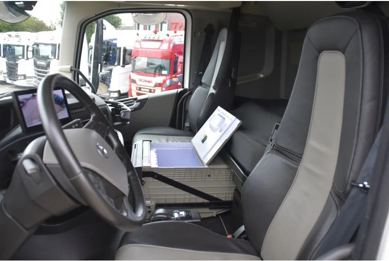 Volvo FH 500 Globe 8x2/4 - 147 TKM - PARK. AIRCO - 10 TONS FRONT AXLE - LEATHER SEATS - PTO - LED LIGHTS - TOP CONDITION - - Podvozek s kabinou: obrázok 5 Volvo FH 500 Globe 8x2/4 - 147 TKM - PARK. AIRCO - 10 TONS FRONT AXLE - LEATHER SEATS - PTO - LED LIGHTS - TOP CONDITION - - Podvozek s kabinou: obrázok 5