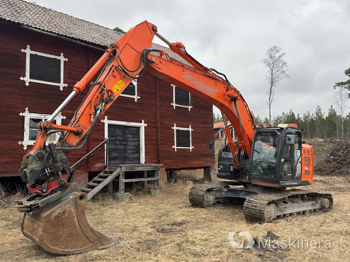 Grävmaskin Hitachi ZX225USLC-5B med redskap - Pásové rýpadlo: obrázok 1 Grävmaskin Hitachi ZX225USLC-5B med redskap - Pásové rýpadlo: obrázok 1