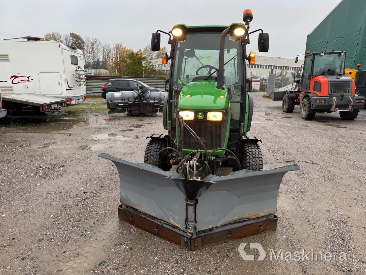 Kompakttraktor John Deere 3720 - Kompaktný traktor: obrázok 2 Kompakttraktor John Deere 3720 - Kompaktný traktor: obrázok 2