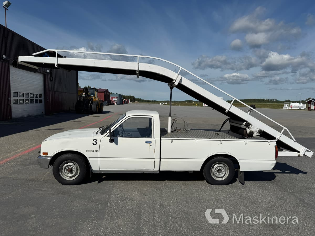 Pickup Isuzu KB DLX med bagageband, mobil bandlastare - Furgon: obrázok 2 Pickup Isuzu KB DLX med bagageband, mobil bandlastare - Furgon: obrázok 2
