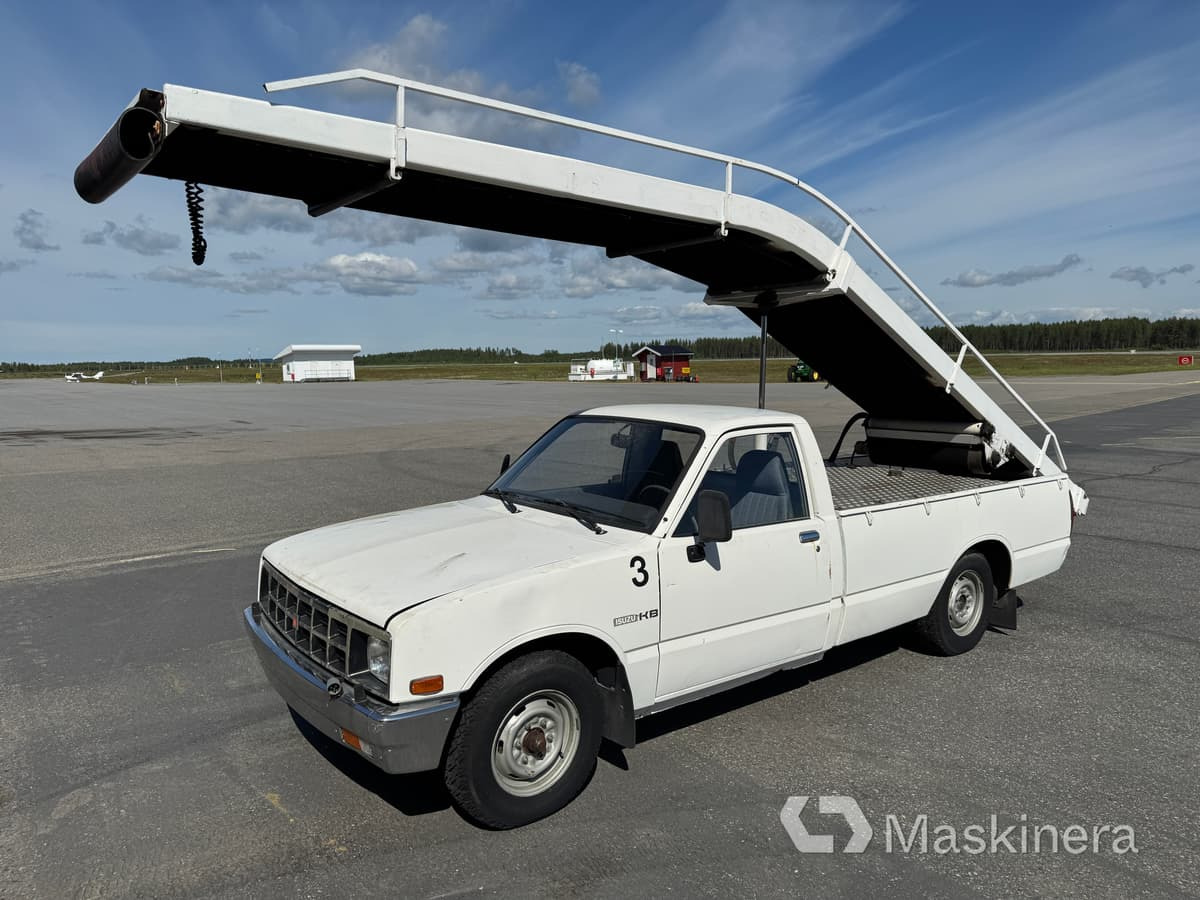 Pickup Isuzu KB DLX med bagageband, mobil bandlastare - Furgon: obrázok 1 Pickup Isuzu KB DLX med bagageband, mobil bandlastare - Furgon: obrázok 1