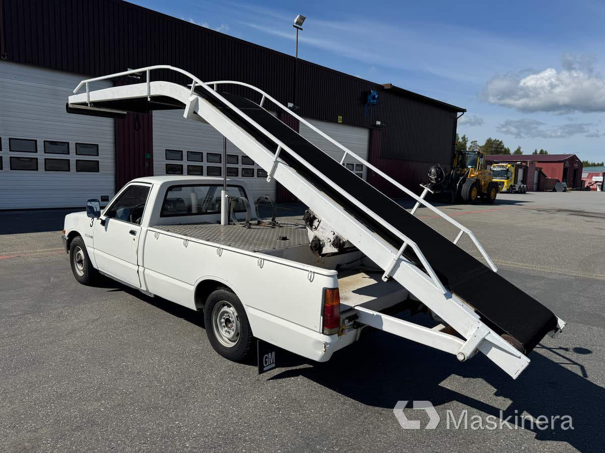 Pickup Isuzu KB DLX med bagageband, mobil bandlastare - Furgon: obrázok 3 Pickup Isuzu KB DLX med bagageband, mobil bandlastare - Furgon: obrázok 3