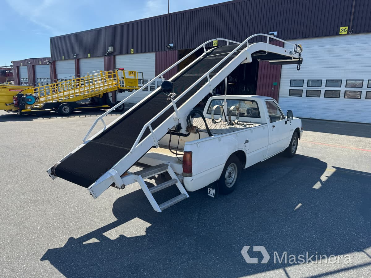 Pickup Isuzu KB DLX med bagageband, mobil bandlastare - Furgon: obrázok 5 Pickup Isuzu KB DLX med bagageband, mobil bandlastare - Furgon: obrázok 5