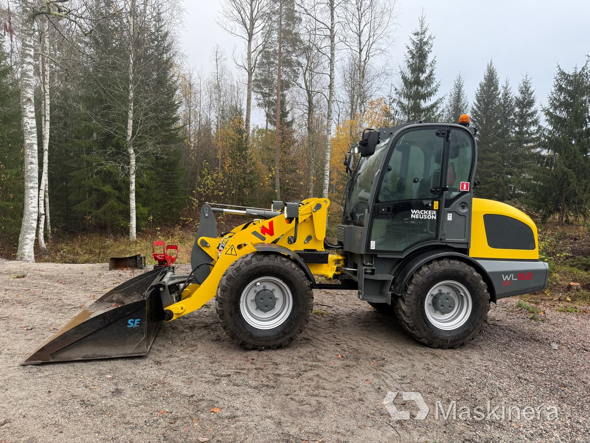 Wacker Neuson WL52 RL50 Hjullastare Wacker Neuson WL52 med Vagn och många redskap - Kolesový nakladač: obrázok 2 Wacker Neuson WL52 RL50 Hjullastare Wacker Neuson WL52 med Vagn och många redskap - Kolesový nakladač: obrázok 2