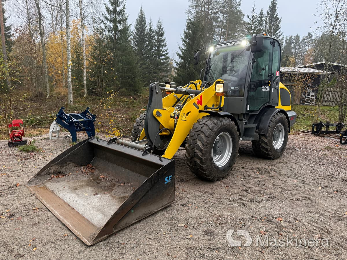 Wacker Neuson WL52 RL50 Hjullastare Wacker Neuson WL52 med Vagn och många redskap - Kolesový nakladač: obrázok 1 Wacker Neuson WL52 RL50 Hjullastare Wacker Neuson WL52 med Vagn och många redskap - Kolesový nakladač: obrázok 1