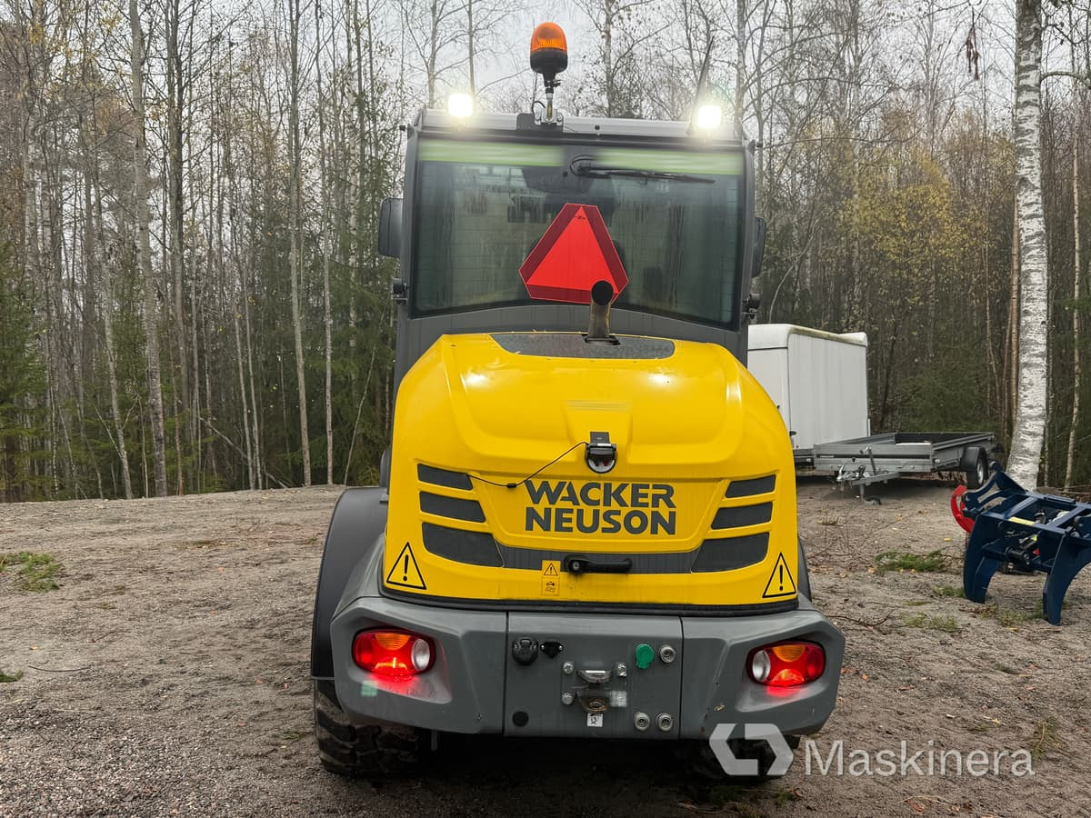 Wacker Neuson WL52 RL50 Hjullastare Wacker Neuson WL52 med Vagn och många redskap - Kolesový nakladač: obrázok 4 Wacker Neuson WL52 RL50 Hjullastare Wacker Neuson WL52 med Vagn och många redskap - Kolesový nakladač: obrázok 4
