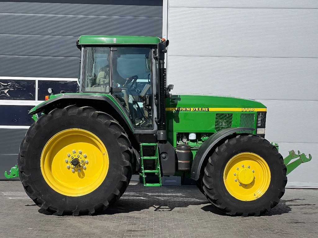 John Deere 7710 PQ - Traktor: obrázok 5 John Deere 7710 PQ - Traktor: obrázok 5