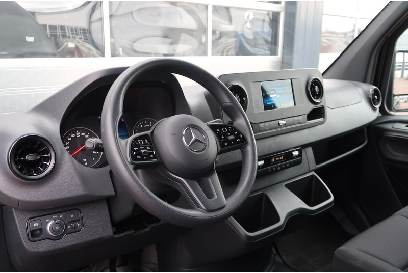Mercedes-Benz Sprinter 317 CDI L2H2 AUT/ CAMERA/ MBUX/ CRUISE/ AIRCO - Furgon: obrázok 2 Mercedes-Benz Sprinter 317 CDI L2H2 AUT/ CAMERA/ MBUX/ CRUISE/ AIRCO - Furgon: obrázok 2