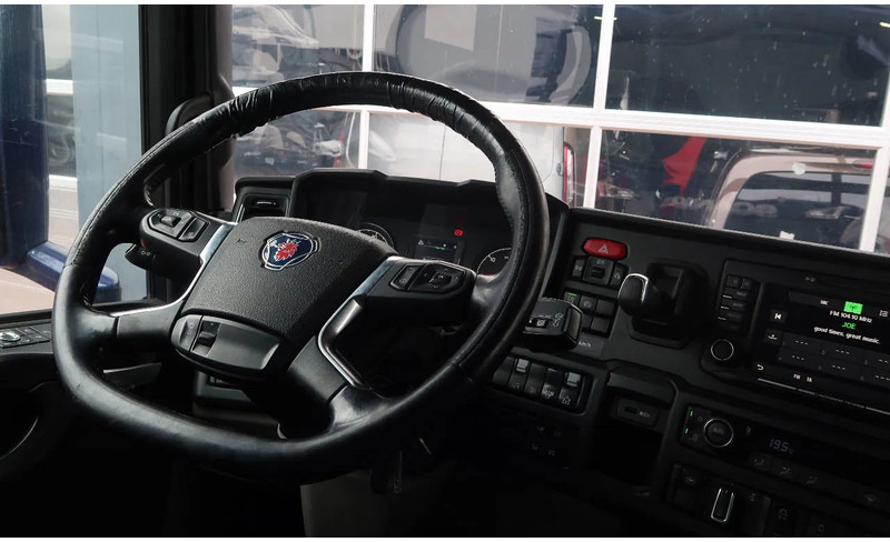 Scania P500 6x2/ FULL AIR/ HYDRAULIC/ LEATHER/ 2.950 WB/ DIFF LOCK/ SLIDE DISH - Ťahač: obrázok 5 Scania P500 6x2/ FULL AIR/ HYDRAULIC/ LEATHER/ 2.950 WB/ DIFF LOCK/ SLIDE DISH - Ťahač: obrázok 5