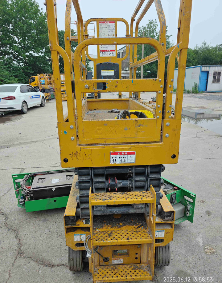XCMG Lithium battery 8m second hand scissor lift XG0807HD-Li price - Samohybná plošiny: obrázok 3 XCMG Lithium battery 8m second hand scissor lift XG0807HD-Li price - Samohybná plošiny: obrázok 3