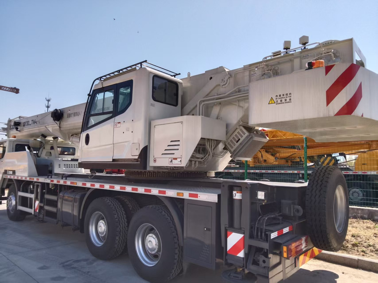 XCMG Official Construction Mini Mobile Crane QY30_TW 30 ton Used Small Hydraulic Crane Price - Autožeriav: obrázok 4 XCMG Official Construction Mini Mobile Crane QY30_TW 30 ton Used Small Hydraulic Crane Price - Autožeriav: obrázok 4