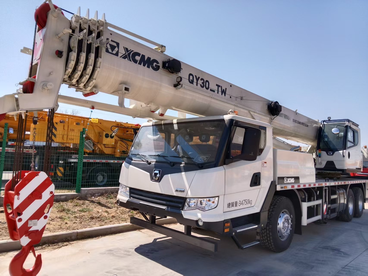 XCMG Official Construction Mini Mobile Crane QY30_TW 30 ton Used Small Hydraulic Crane Price - Autožeriav: obrázok 5 XCMG Official Construction Mini Mobile Crane QY30_TW 30 ton Used Small Hydraulic Crane Price - Autožeriav: obrázok 5