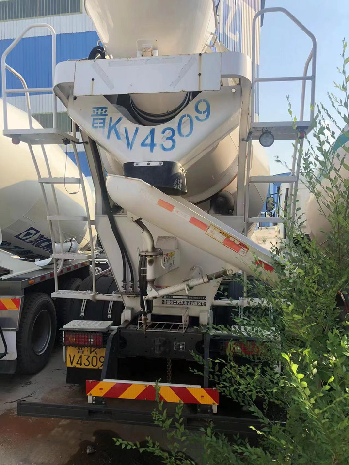 XCMG Official G12V China 12 Cubic Used Concrete Mixer Truck with Good Price - Domiešavač: obrázok 5 XCMG Official G12V China 12 Cubic Used Concrete Mixer Truck with Good Price - Domiešavač: obrázok 5