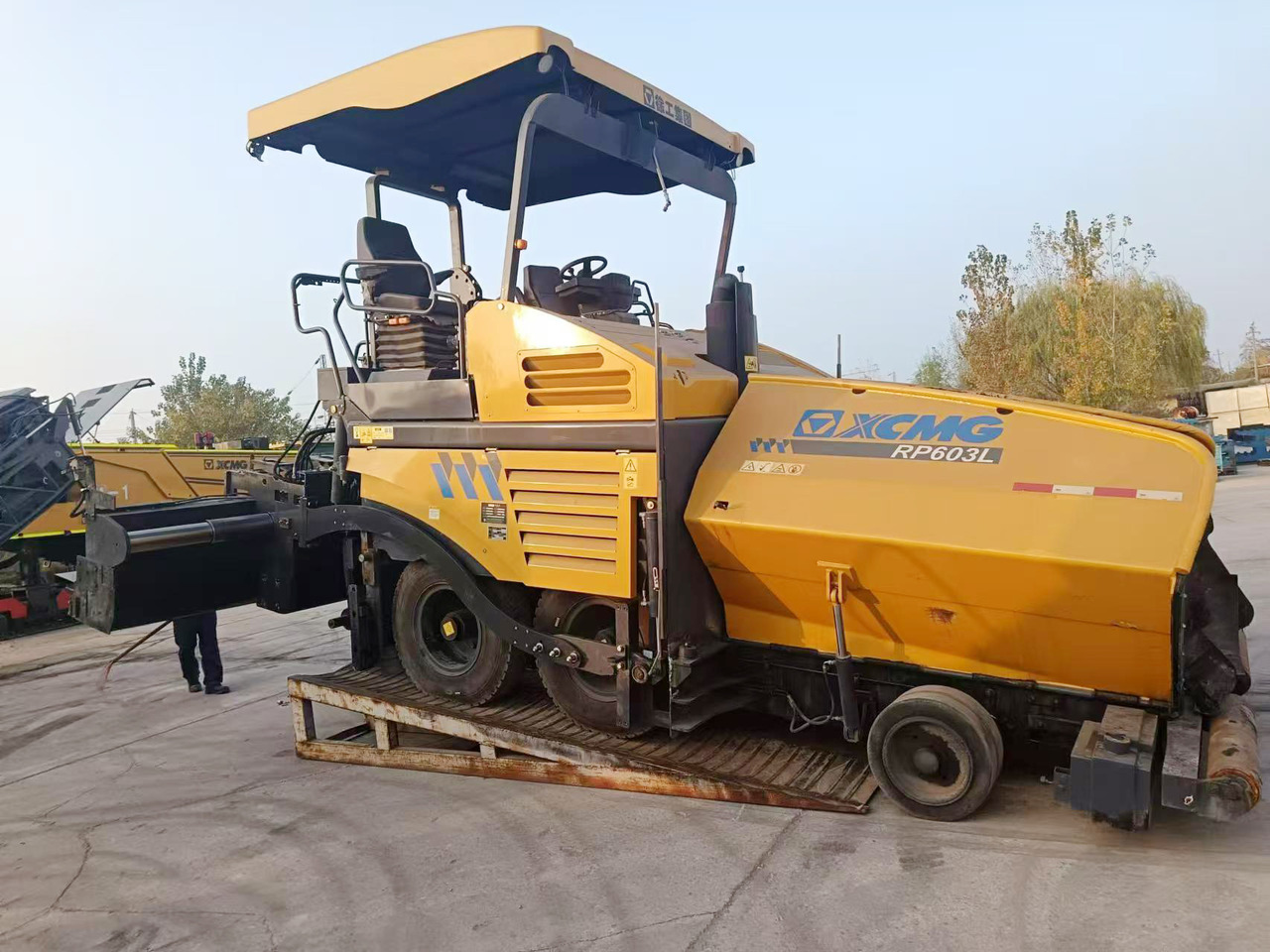 XCMG Official Road Construction Machinery RP603L 6m Used Asphalt Paver Machines Hot Sale - Finišer: obrázok 2 XCMG Official Road Construction Machinery RP603L 6m Used Asphalt Paver Machines Hot Sale - Finišer: obrázok 2