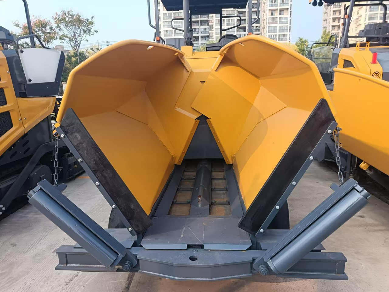 XCMG Official Road Machinery Used Asphalt Paver RP453L 3.4m Small Asphalt Paver Price - Finišer: obrázok 2 XCMG Official Road Machinery Used Asphalt Paver RP453L 3.4m Small Asphalt Paver Price - Finišer: obrázok 2