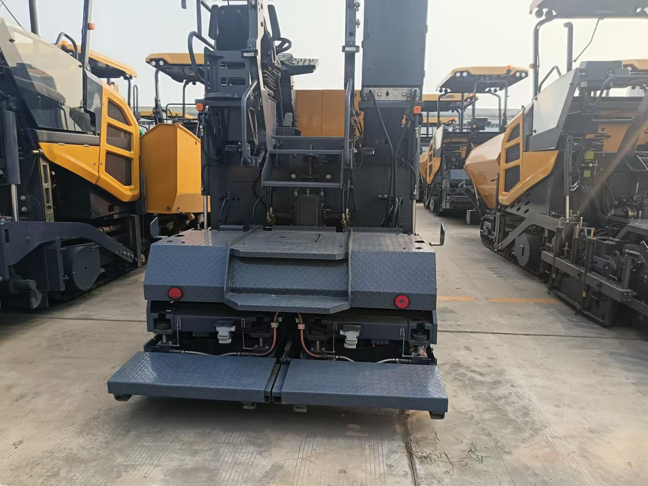 XCMG Official Road Machinery Used Asphalt Paver RP453L 3.4m Small Asphalt Paver Price - Finišer: obrázok 3 XCMG Official Road Machinery Used Asphalt Paver RP453L 3.4m Small Asphalt Paver Price - Finišer: obrázok 3