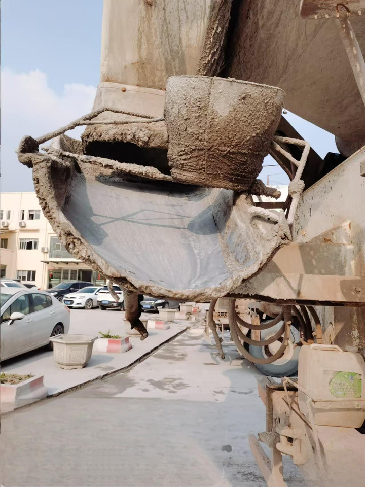 XCMG Official Second Hand G4804B HOWO Concrete Mixer Truck 12 Cubic Hydraulic Concrete Mixer Price List - Domiešavač: obrázok 4 XCMG Official Second Hand G4804B HOWO Concrete Mixer Truck 12 Cubic Hydraulic Concrete Mixer Price List - Domiešavač: obrázok 4