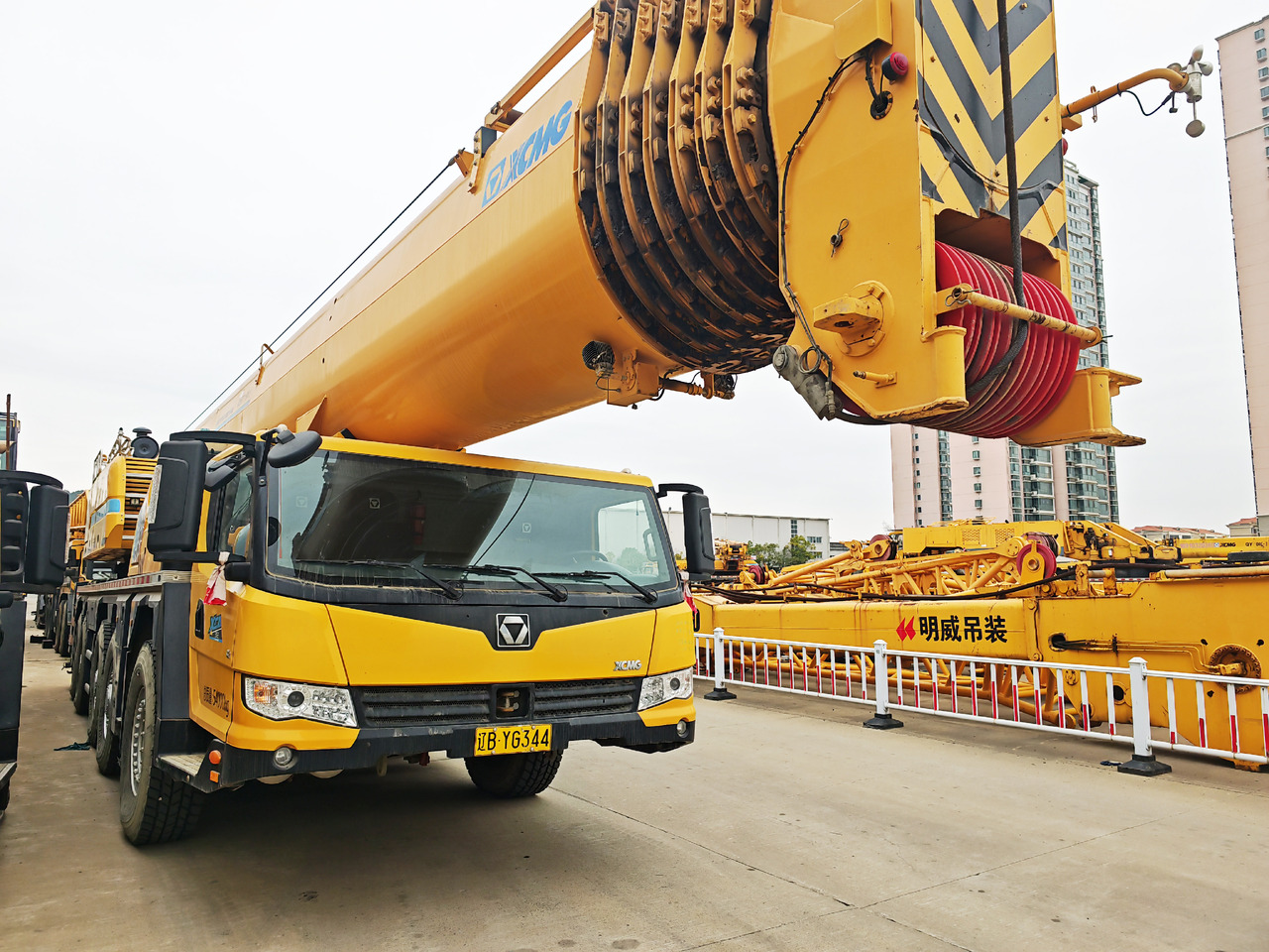 XCMG Official Second Hand Pickup Truck Crane XCA200L8 200 Ton 8-Section Arm Mobile Crane Machine - Žeriav pre všetky terény: obrázok 2 XCMG Official Second Hand Pickup Truck Crane XCA200L8 200 Ton 8-Section Arm Mobile Crane Machine - Žeriav pre všetky terény: obrázok 2