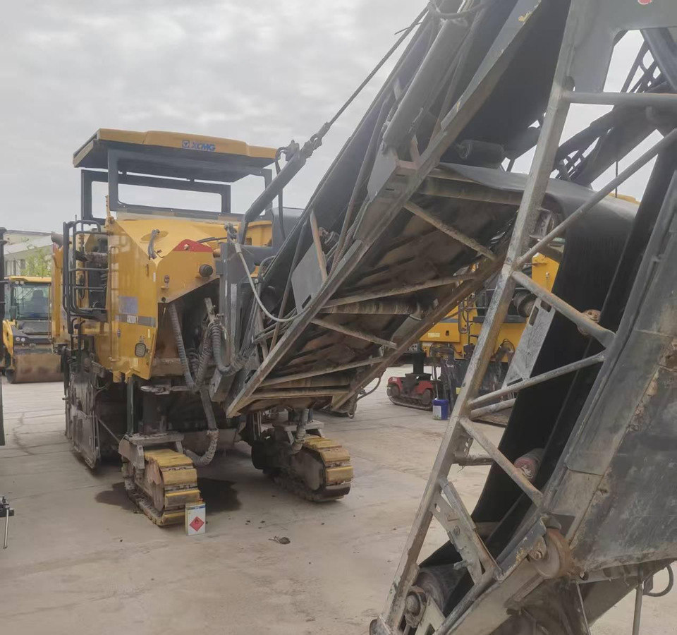 XCMG certified used cold milling planer machine XM200KⅡfor sale - Cestná fréza: obrázok 5 XCMG certified used cold milling planer machine XM200KⅡfor sale - Cestná fréza: obrázok 5