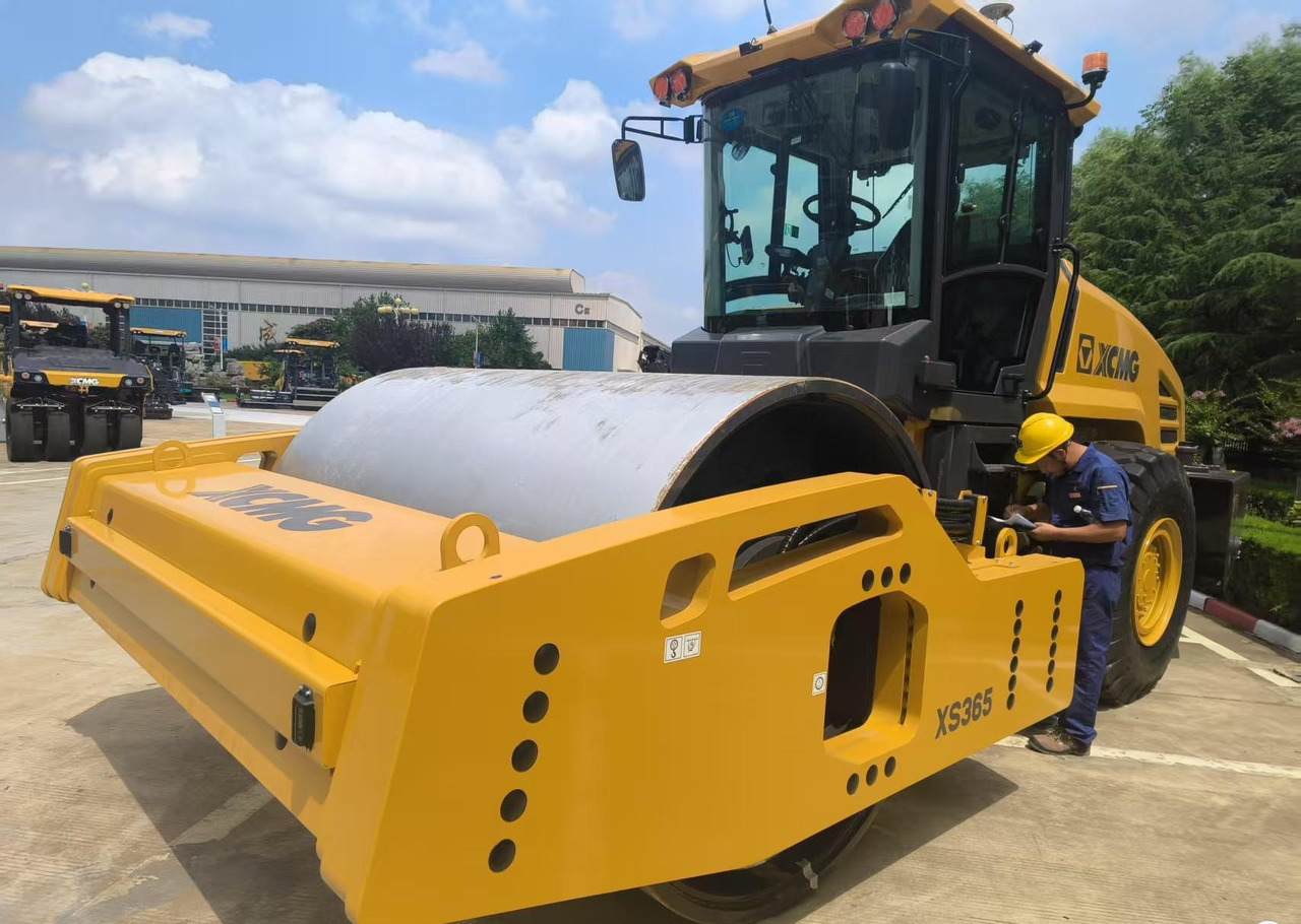 XCMG used XS365IV 36 Ton Vibratory Roller Compacator single drum price - Cestný valec: obrázok 4 XCMG used XS365IV 36 Ton Vibratory Roller Compacator single drum price - Cestný valec: obrázok 4