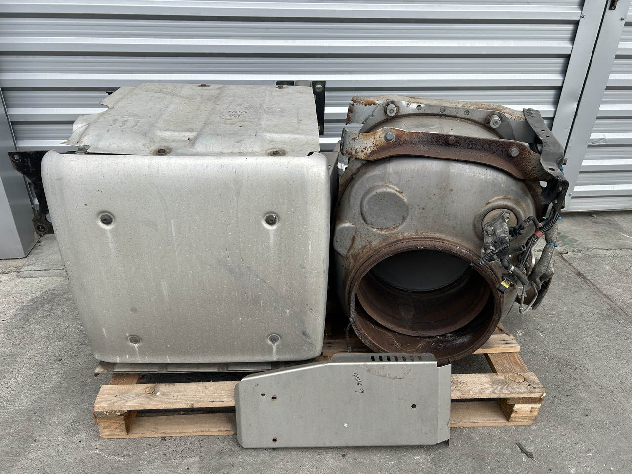 DAF CATALYTIC CONVERTER FOR DAF XF 106 BDF - Katalyzátor: obrázok 1 DAF CATALYTIC CONVERTER FOR DAF XF 106 BDF - Katalyzátor: obrázok 1