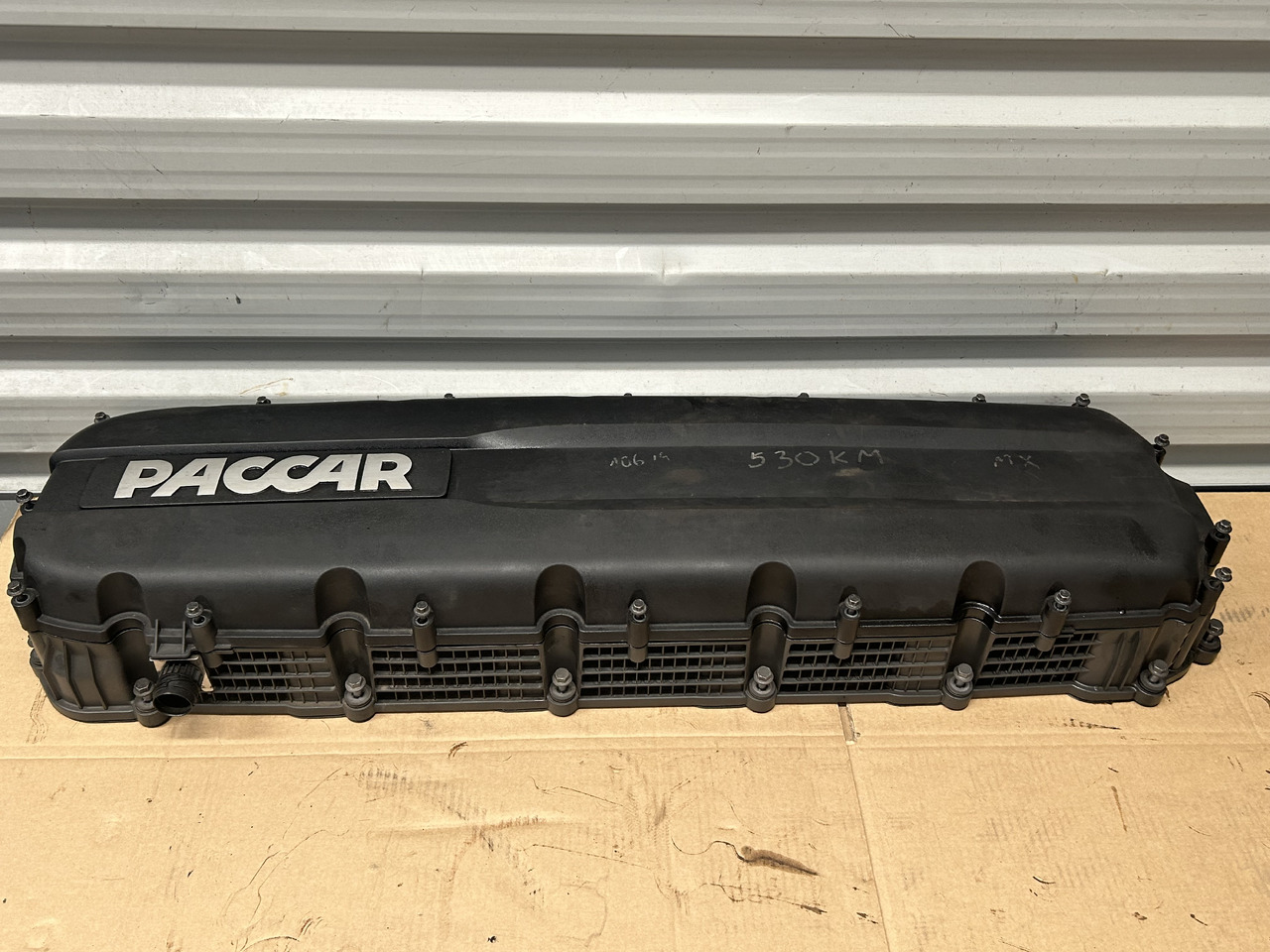 DAF ENGINE VALVE COVER + SPACER FRAME XF 106 - Hlava valcov: obrázok 1 DAF ENGINE VALVE COVER + SPACER FRAME XF 106 - Hlava valcov: obrázok 1