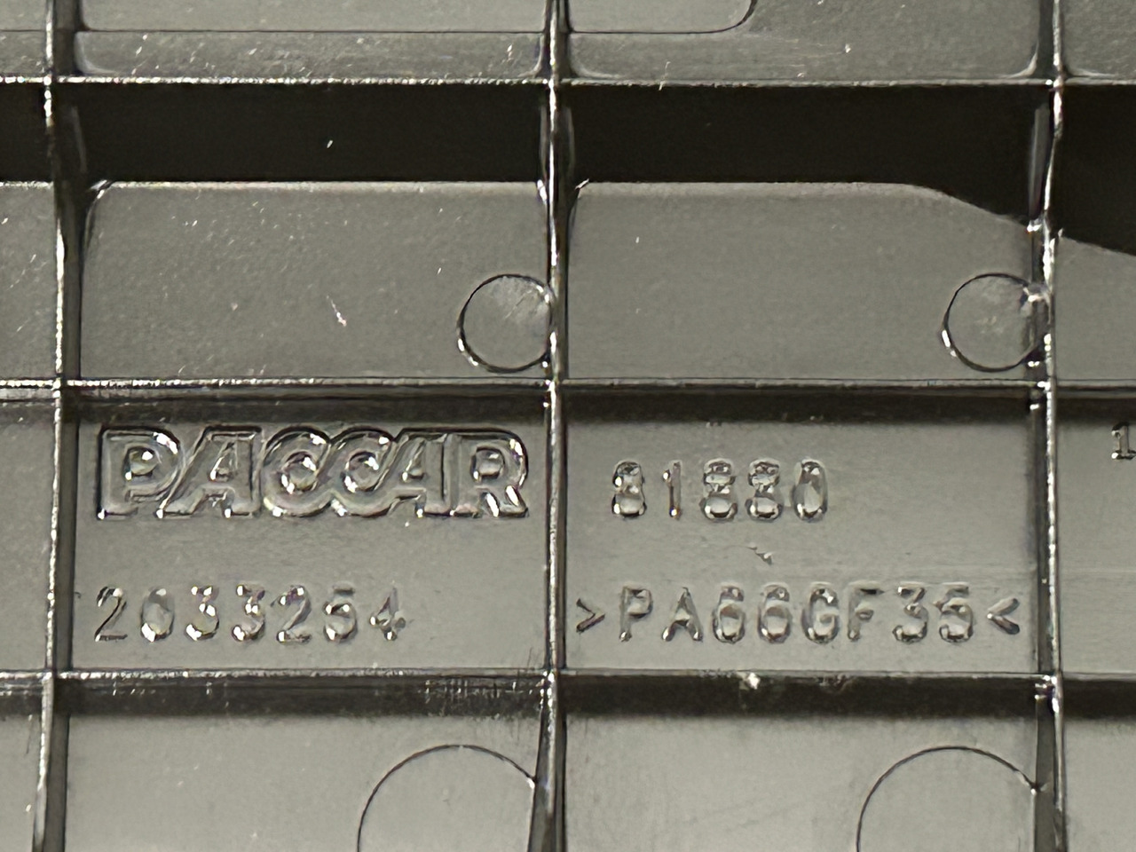 DAF ENGINE VALVE COVER + SPACER FRAME XF 106 - Hlava valcov: obrázok 4 DAF ENGINE VALVE COVER + SPACER FRAME XF 106 - Hlava valcov: obrázok 4
