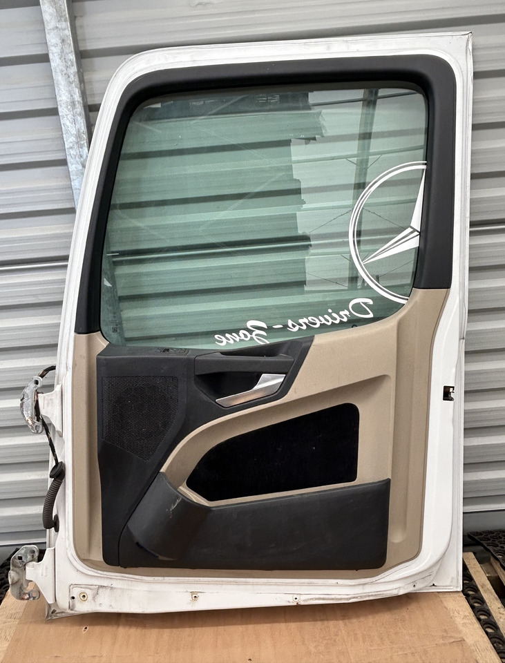 MERCEDES ACTROS MP4 DOOR RIGHT - Dvere a diely: obrázok 2 MERCEDES ACTROS MP4 DOOR RIGHT - Dvere a diely: obrázok 2