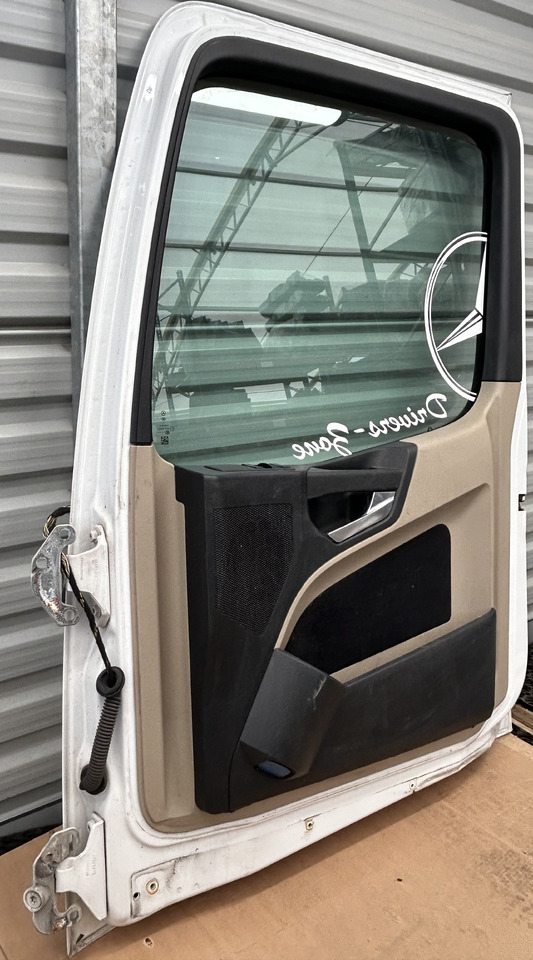 MERCEDES ACTROS MP4 DOOR RIGHT - Dvere a diely: obrázok 3 MERCEDES ACTROS MP4 DOOR RIGHT - Dvere a diely: obrázok 3
